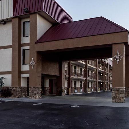 Red Roof Inn & Suites Pigeon Forge Parkway Exterior photo