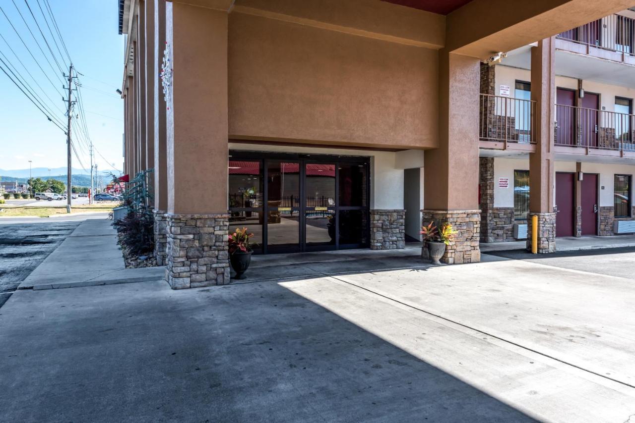 Red Roof Inn & Suites Pigeon Forge Parkway Exterior photo
