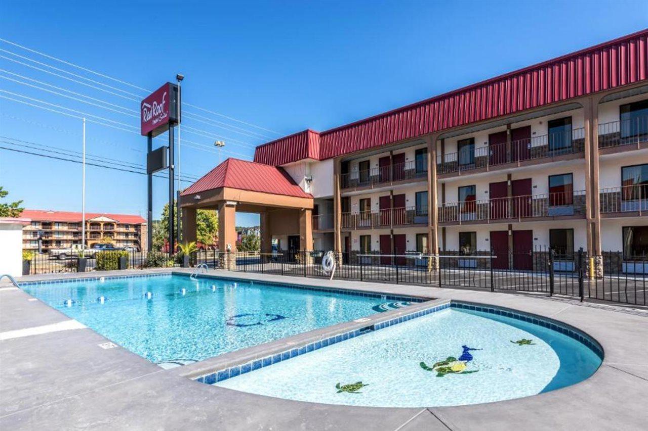 Red Roof Inn & Suites Pigeon Forge Parkway Exterior photo