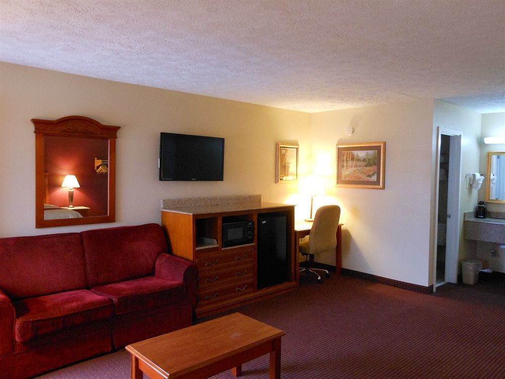 Red Roof Inn & Suites Pigeon Forge Parkway Exterior photo