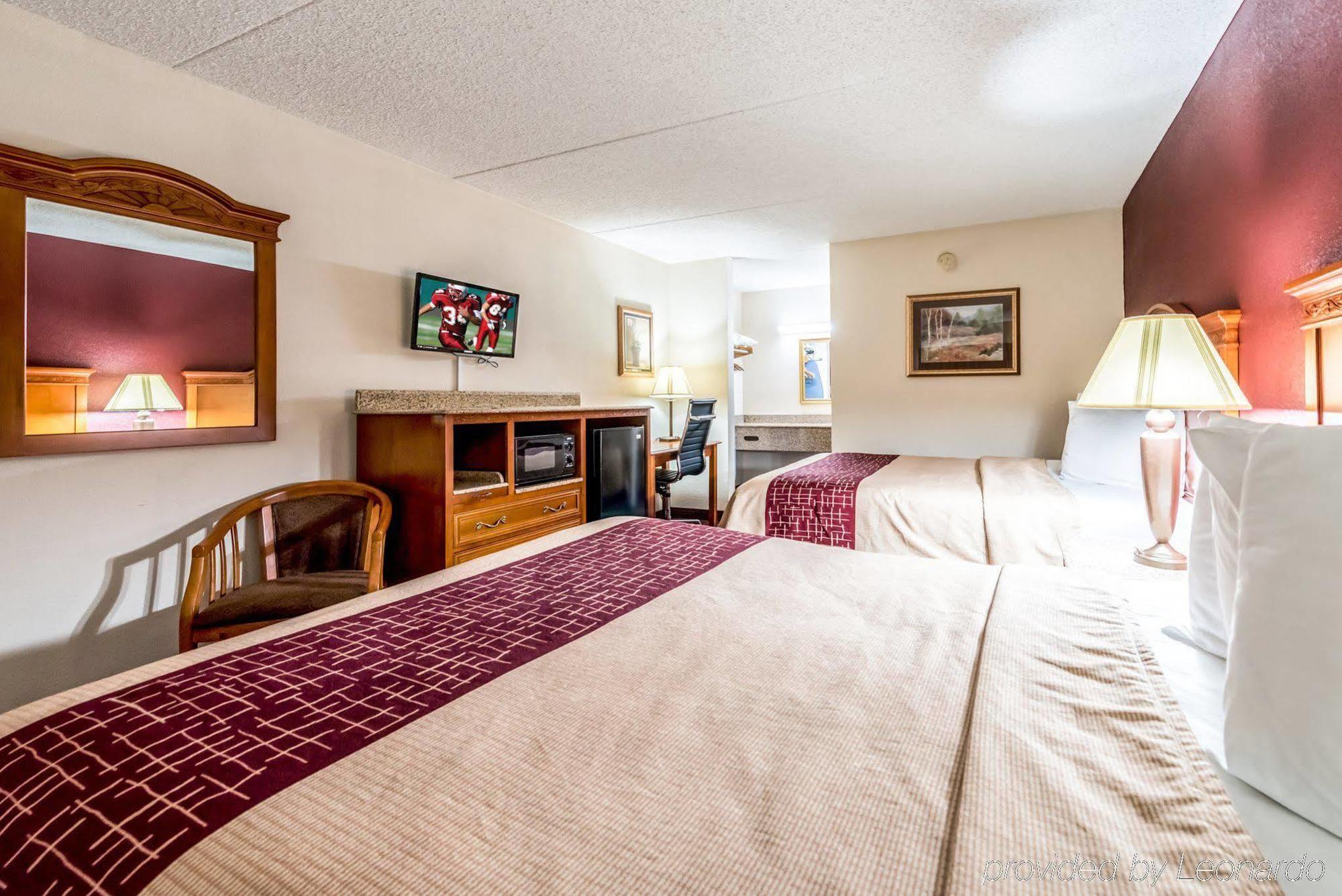 Red Roof Inn & Suites Pigeon Forge Parkway Exterior photo