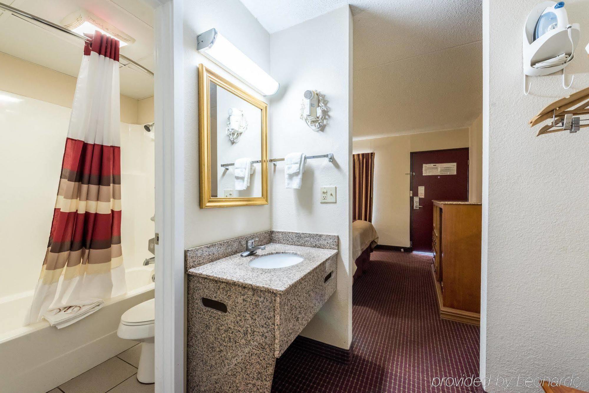 Red Roof Inn & Suites Pigeon Forge Parkway Exterior photo