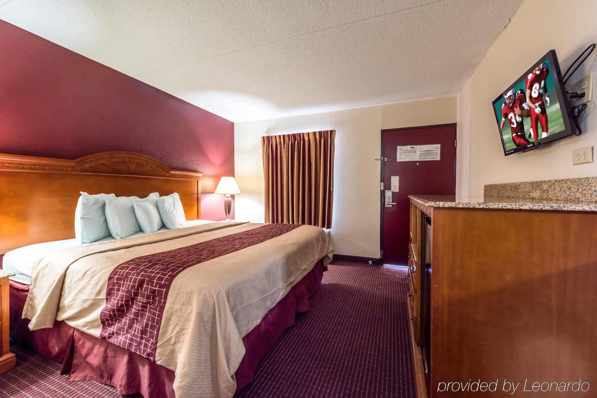 Red Roof Inn & Suites Pigeon Forge Parkway Exterior photo