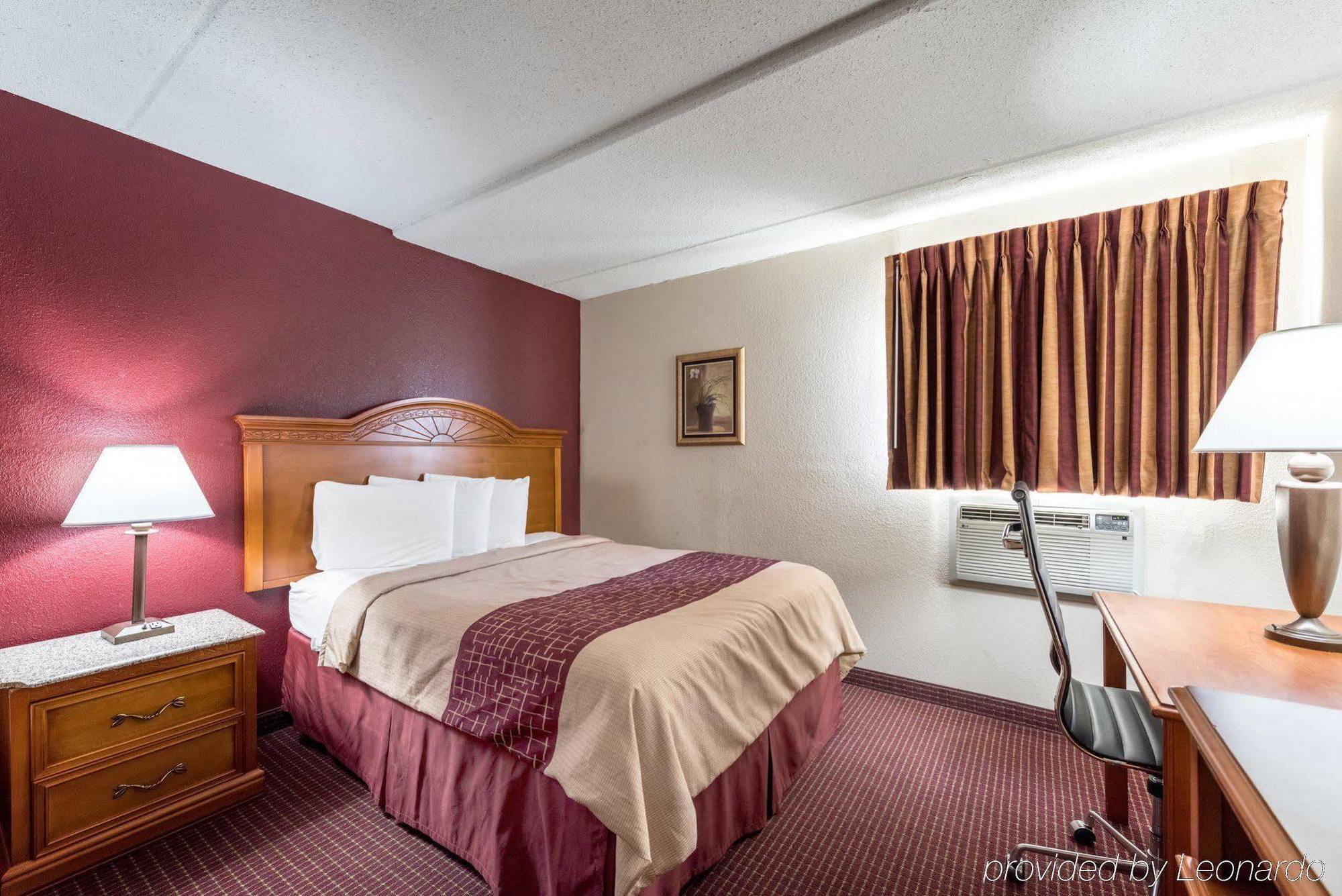 Red Roof Inn & Suites Pigeon Forge Parkway Exterior photo