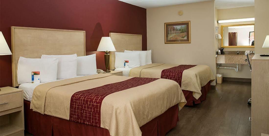 Red Roof Inn & Suites Pigeon Forge Parkway Exterior photo