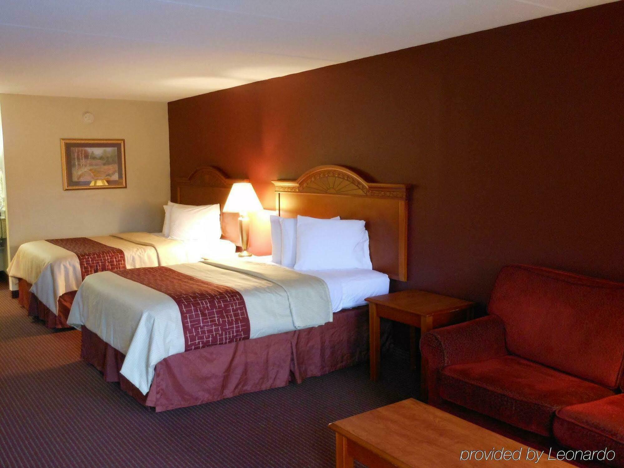 Red Roof Inn & Suites Pigeon Forge Parkway Exterior photo