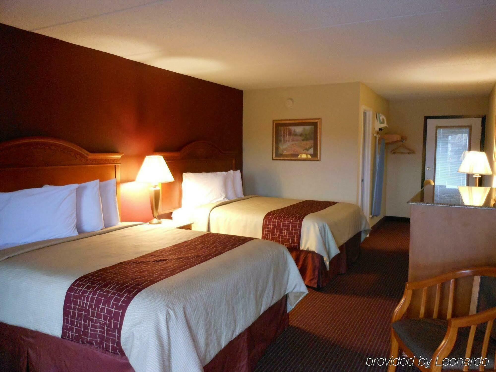 Red Roof Inn & Suites Pigeon Forge Parkway Exterior photo