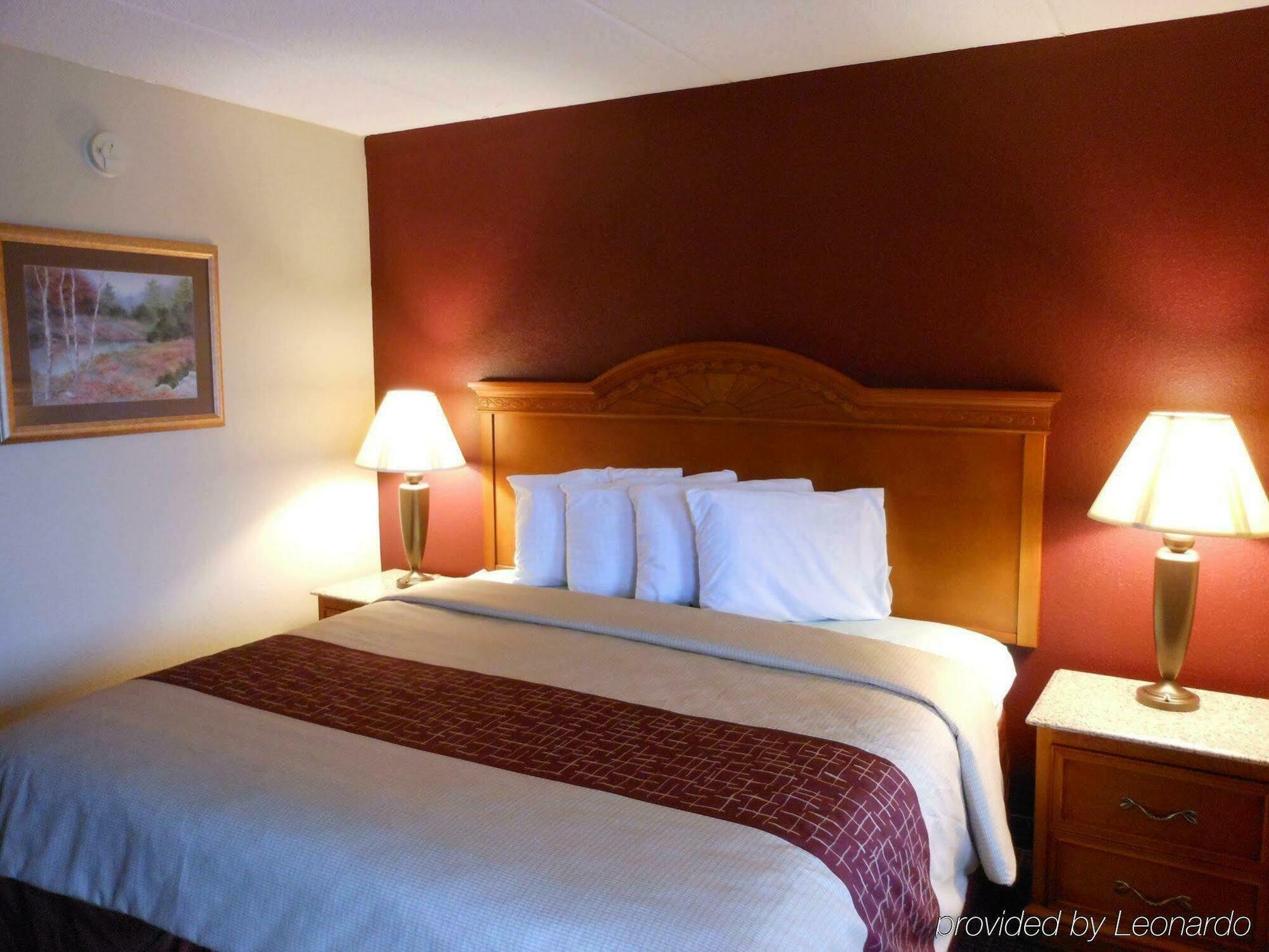 Red Roof Inn & Suites Pigeon Forge Parkway Exterior photo