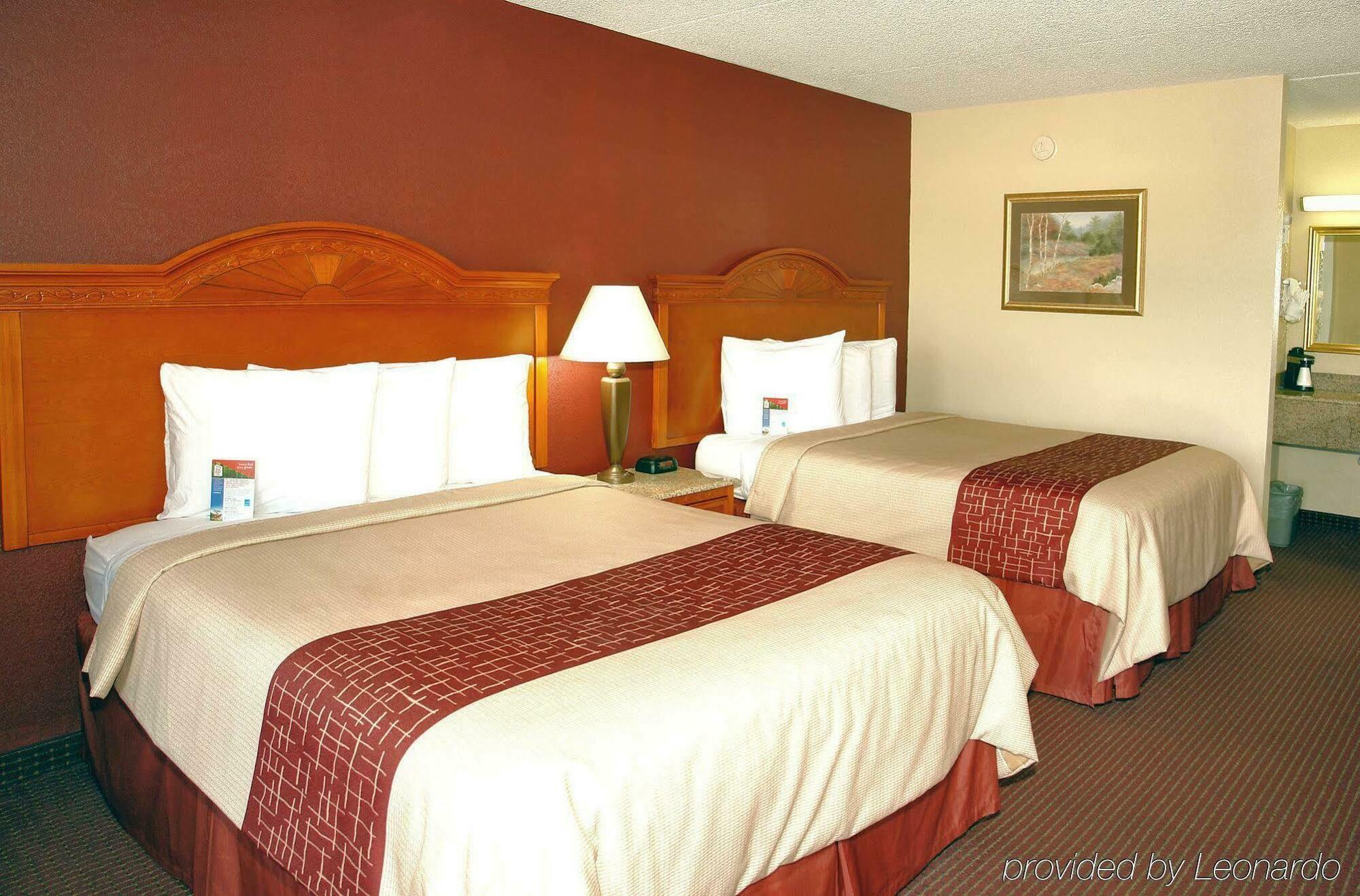 Red Roof Inn & Suites Pigeon Forge Parkway Exterior photo