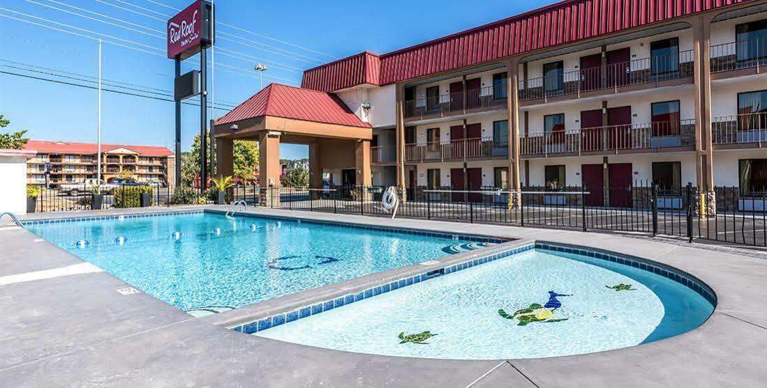 Red Roof Inn & Suites Pigeon Forge Parkway Exterior photo